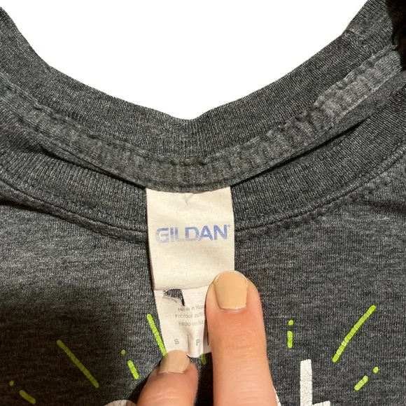 Gray, White, and Green “Social Good Vibes Only Blackbaud” Gildan T-shirt - Picture 3 of 3